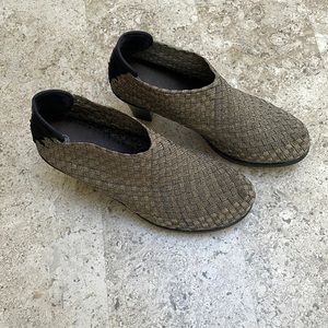 Bernie Mev gold shoe with heel. Size 38